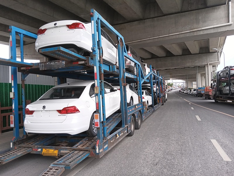 汽車托運是指將汽車從一個地方運輸?shù)搅硪粋€地方的過程，它可以幫助車主解決很多問題，比如：搬家、長途旅行、物流配送等。汽車托運的收費標準是根據(jù)多個因素來確定的，包括運輸距離、車型、運輸方式等。